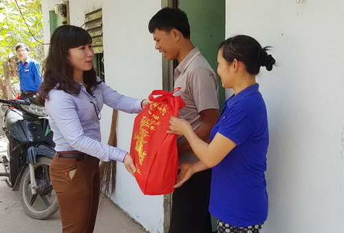 Hội Liên hiệp Thanh niên Việt Nam huyện Đức Hòa tặng quà cho khu trọ Phú Thọ ở xã Mỹ Hạnh Bắc